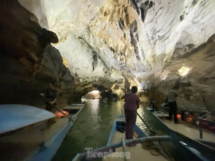 Thuyền nối đuôi, chen chúc chở khách du xuân động Phong Nha - 11