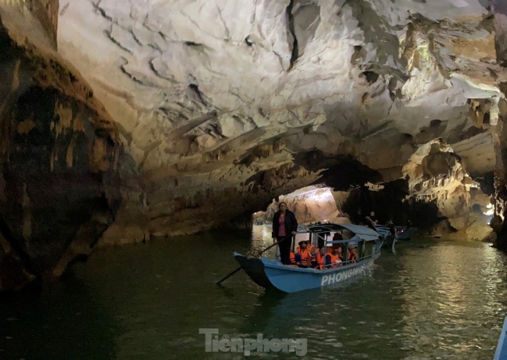 So với động Thiên Đường cách đó khoảng 20km, nhiều người thích khám phá động Phong Nha hơn vì vừa được đi trên dòng sông trong động, vừa được đi bộ.