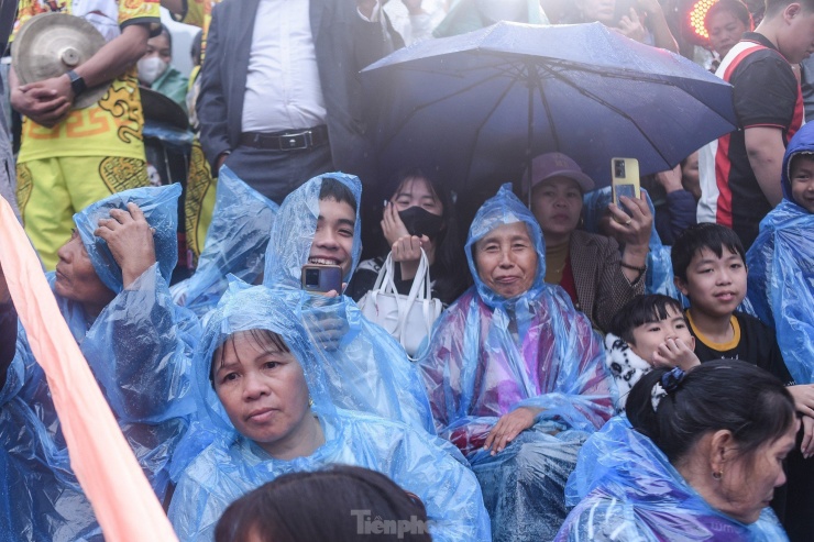 Người dân háo hức chờ đợi chờ đợi những màn biểu diễn nghệ thuật ngày khai hội. Lễ khai hội mở màn bằng màn múa lân sôi động. Chương trình nghệ thuật trong lễ khai hội khá lâu với phần biểu diễn hầu đồng, hát hầu văn...