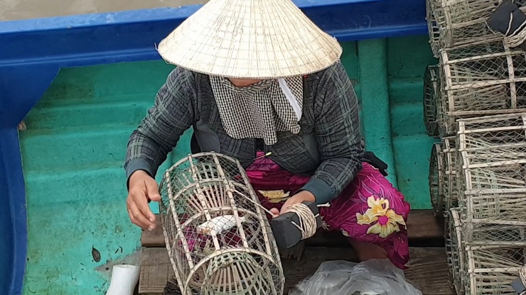 “Tôi vừa bán hơn 5 kg cua đá mới đặt được nên cũng bỏ túi gần 500.000 đồng. Cua đá ở trong kẻ đá, bờ kè nhưng khi nghe mùi tanh của cá móc rập thì chúng sẽ bò ra ăn” – ông Sồi nói.