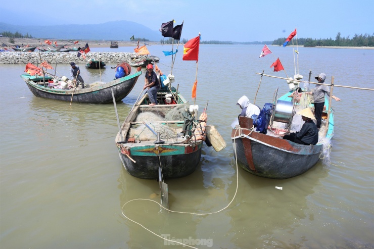 Những mẻ hải sản tươi rói được ngư dân nhanh chóng vận chuyển lên bờ, kịp bán cho thương lái.