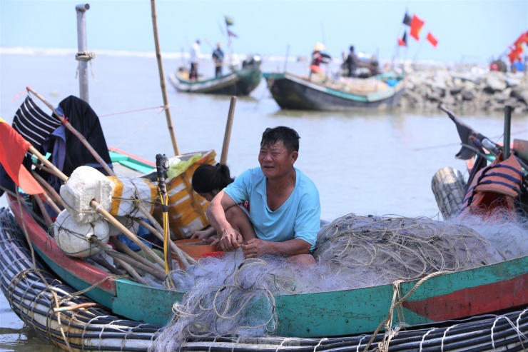 Những mớ ghẹ gỡ ra từ lưới, tươi rói được thương lái và người dân thu mua tại bãi thuyền.