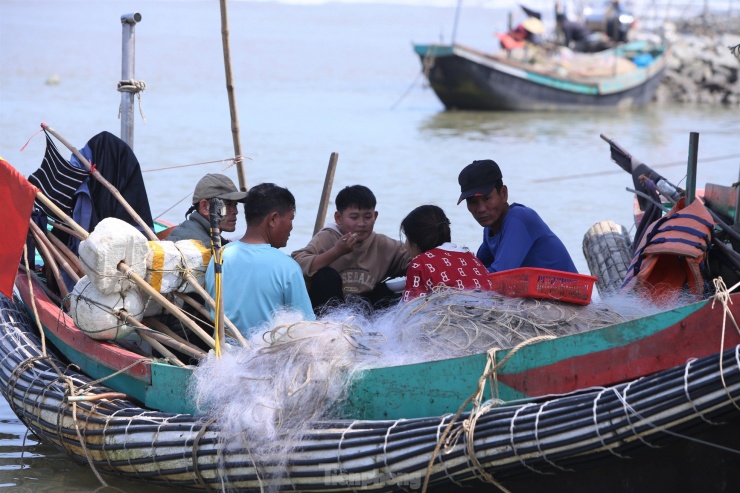 Nhiều gia đình ăn cơm tại thuyền để tiếp tục hành trình vươn khơi, thu lộc biển đầu năm.