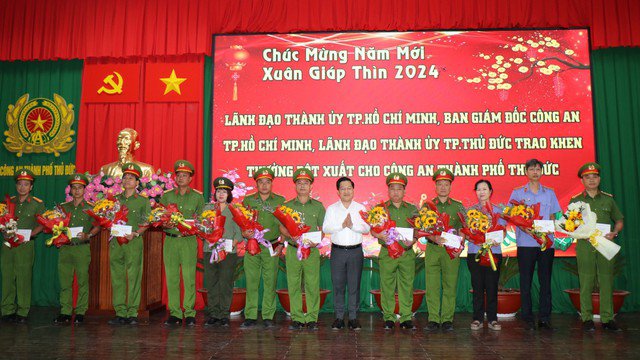 Các tập thể được khen, thưởng