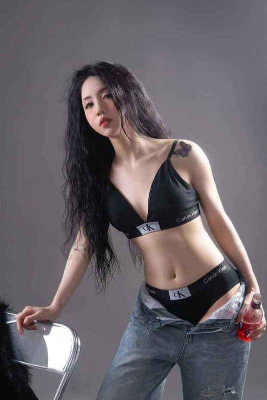 Nữ cầu thủ tuyển Việt Nam đánh dấu năm 2024 bằng bộ ảnh bikini - 2