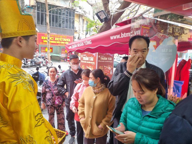 Người dân xếp hàng tràn ra cửa tại một cửa hàng vàng trên phố Trần Nhân Tông - Hà Nội (ảnh: Ngọc Mai).