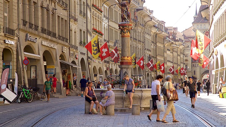 Thụy Sĩ thuộc khu vực Trung Âu, tiếp giáp các quốc gia châu Âu như Pháp, Đức, Italy, Áo, Liechtenstein. 
