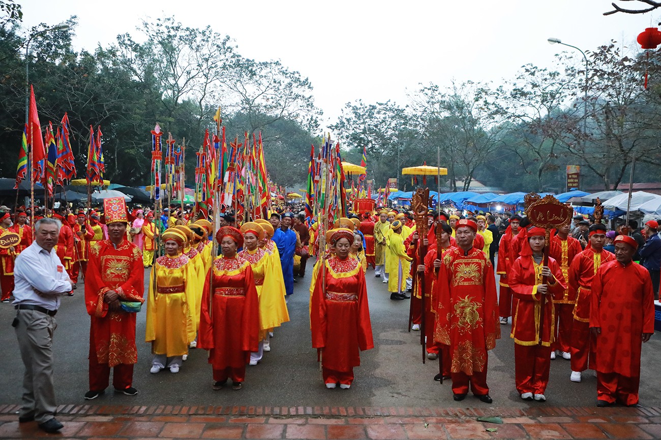 Theo truyền thuyết, xã Phù Linh, huyện Sóc Sơn, Hà Nội&nbsp;là nơi dừng chân cuối cùng trước khi Thánh Gióng về trời nên mùng 6 tháng Giêng hằng năm, dân làng mở hội linh đình tại khu di tích đền Sóc thờ Thánh Gióng - Phù Đổng Thiên Vương.&nbsp;Từ sáng sớm nay 15/2 (tức mùng 6 tháng Giêng), 6 thôn rước lễ vật từ đình làng đến đền Gióng.