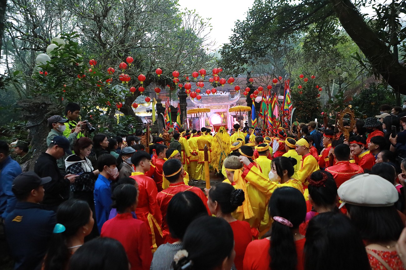 Nghi thức chính tại lễ hội là rước kiệu hoa tre (được kết từ hàng trăm hoa tre bằng cách cắm vào thân một cây chuối cao làm trụ). Đây là vật mang tính biểu trưng, tượng trưng cho&nbsp;gậy tre của Thánh Gióng đánh giặc khi xưa.