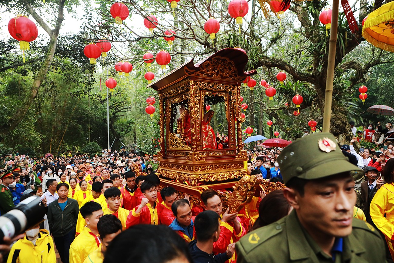 Người dân và du khách chen nhau livestream, “tướng bà” liên lục vẫy tay chào mọi người.