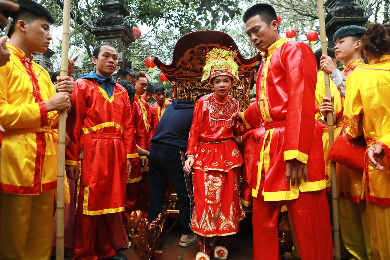 “Tướng bà” xuống kiệu, vào đền Thượng làm lễ trong sự reo hò, háo hức của người dân.