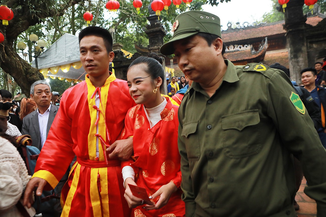 Sau khi làm lễ tại đền Thượng, “tướng bà” được lực lượng an ninh bảo vệ nghiêm ngặt.