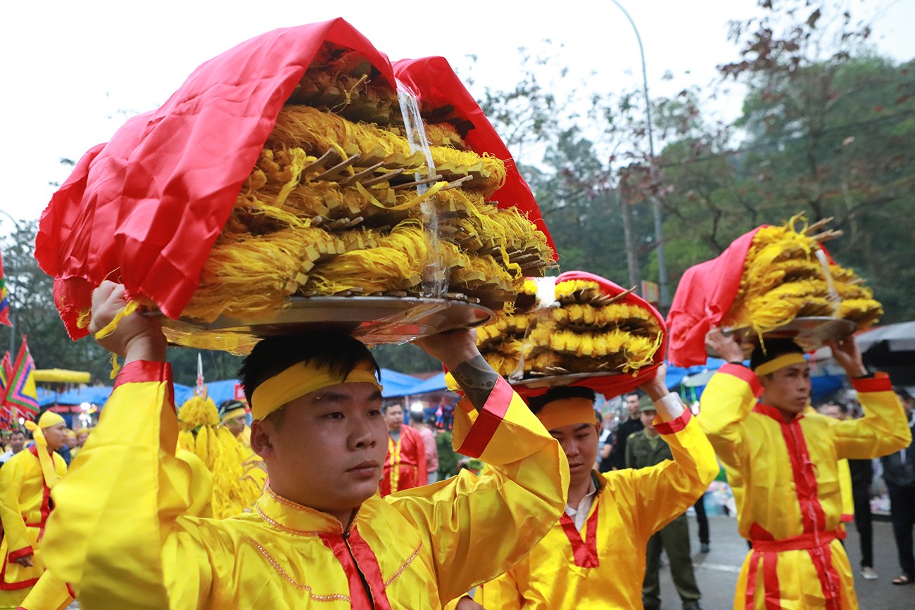 Nghi lễ quan trọng nhất là phần dâng hoa tre, dâng trầu cau lên đền thờ Thánh Gióng. "Nhiều năm trước, hoa tre, trầu cau sẽ được mang về đền Hạ để tất lễ tranh lộc, lúc đó người ta lao vào cướp. Nhưng mấy năm gần đây, chúng tôi tuyên truyền người dân không cướp lễ tranh lộc”, Giám đốc Trung tâm quản lý Khu du lịch - di tích đền Sóc Sơn&nbsp;Nguyễn Nam Nho cho biết.