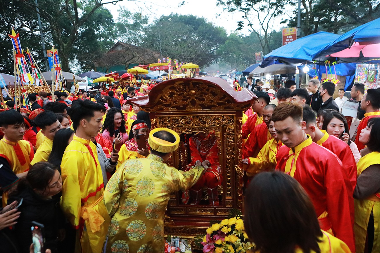 Không được cướp lộc hoa tre, người dân và du khách lại thích thú với nghi lễ rước “tướng bà” được đưa từ đình làng Yên Tàng (xã Bắc Phú) về&nbsp;đền Thượng. Đoàn rước kiệu "tướng bà" gồm các cán bộ&nbsp;xã và 12 thanh niên trên 18 tuổi.