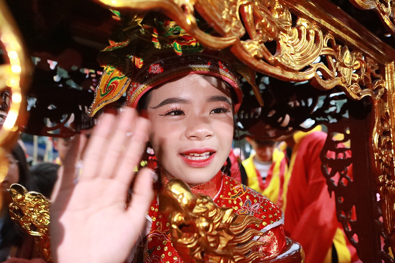 Năm nay, bé Nghiêm Thị Bích Ngọc, 12 tuổi (thôn&nbsp;Yên Tàng) được chọn làm “tướng bà”. "Tướng bà" có&nbsp;gương mặt sáng sủa, ưa nhìn, phẩm chất đạo đức tốt, gia đình gương mẫu, là con ngoan, trò giỏi, được thầy cô, bạn bè yêu quý…