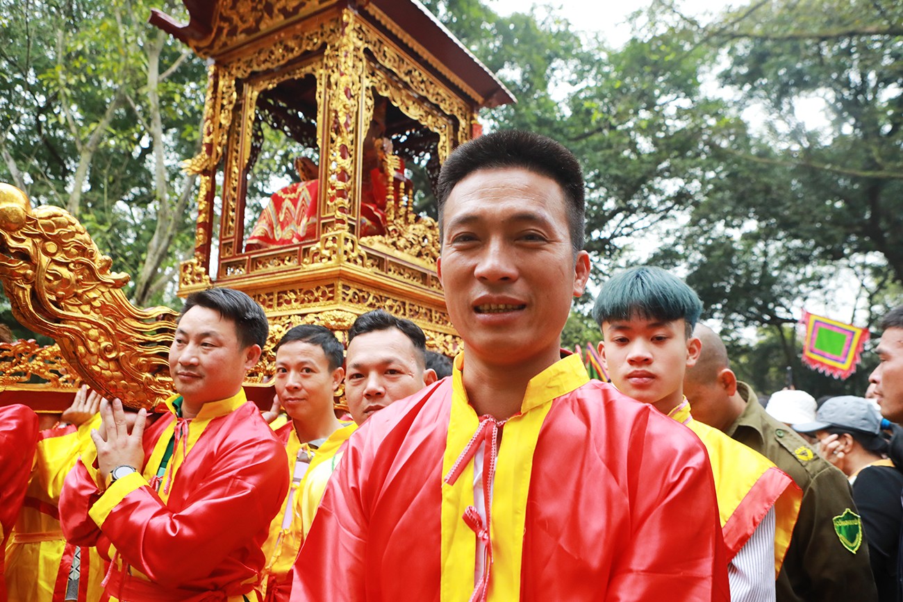 Ông Nghiêm Văn Điệp, bố “nữ tướng” cho biết: “Hôm nay cháu&nbsp;phải dậy từ 4h sáng để chuẩn bị. Cháu được ngồi trên kiệu là niềm vinh dự của cả dòng tộc. Tôi có 4 cháu, 3 gái, 1&nbsp;trai,&nbsp;cháu đầu là con trai, Bích Ngọc là cháu thứ hai”.