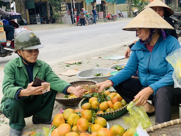 Ngày 15/2 (tức mùng 6 Tết), các con đường dẫn vào thủ phủ cam bù nức tiếng ở huyện Hương Sơn vẫn nhộn nhịp cảnh người mua bán