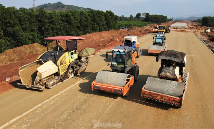 Theo ghi nhận, thời tiết trên công trường đang nắng ấm, hàng trăm cán bộ, kỹ sư, công nhân cùng máy móc đang thi công nền đường.