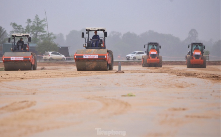 Các mũi thi công cũng đang huy động nhân công, máy móc làm việc trên công trường sau kỳ nghỉ Tết.