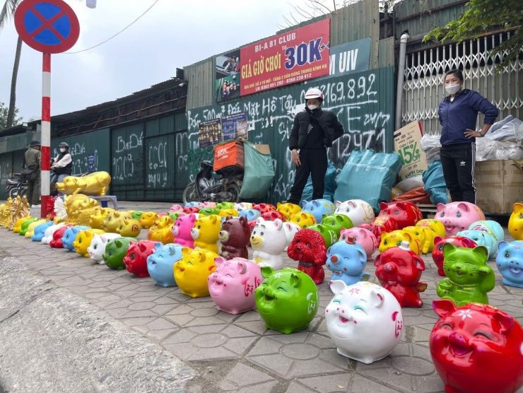 Theo chị Nguyễn Thị Xuân (tiểu thương bán heo đất) cho biết: "Mặt hàng lợn đất vào những ngày đầu năm mới, nhất là dịp ngày vía thần tài cận kề bán rất chạy. Nhiều người có thói quen mua lợn đất về cho con bỏ tiền lì xì sau tết. Những gia đình chú trọng đến phong thủy họ cũng muốn mua một chú heo đất về nhà để trong két sắt, trong tủ cho may mắn".