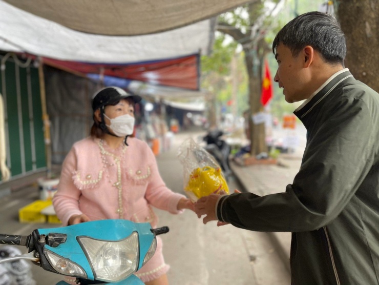 Nhiều người đi mua lợn đất tiết kiệm sau Tết.