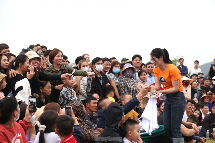 Phấn khích trước những trận đấu mãn nhãn, quyết liệt, các khán giả sẵn sàng rút hầu bao thưởng nóng cho các nữ đô vật giành chiến thắng.