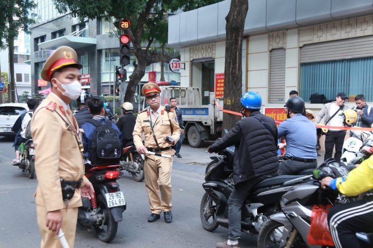 Nhằm đảm bảo an toàn giao thông trong dịp đầu xuân năm mới, Phòng CSGT Hà Nội liên tục lập các chốt kiểm tra nồng độ cồn, từ đó giúp nâng cao ý thức của người dân trong tham gia giao thông. Ghi nhận từ 13 giờ đến 15 giờ cùng ngày 16-2, tổ công tác của Đội CSGT đường bộ số 4, Phòng CSGT, Công an Hà Nội lập chốt kiểm tra nồng độ cồn tại nút giao Lò Đúc - Yec Xanh, thuộc địa bàn quận Hai Bà Trưng, Hà Nội.