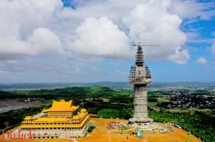 Ngôi chùa xây chưa xong vẫn đón hàng nghìn lượt khách dịp Tết - 9