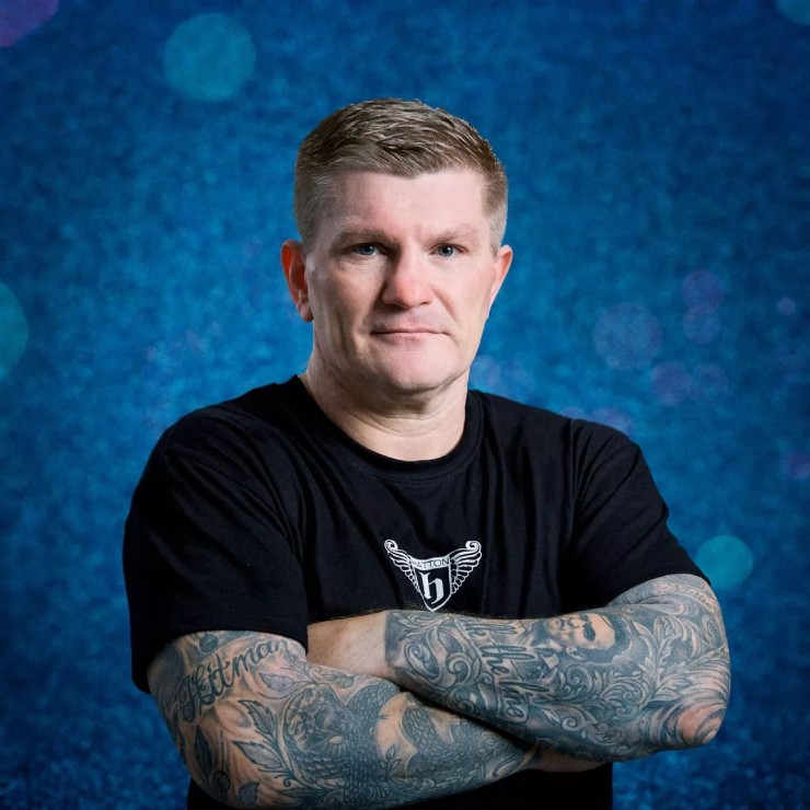 Ricky Hatton (Boxing): Cựu võ sỹ người Anh yêu thích Manchester City, vì thế có thể là đối thủ phù hợp của Rooney