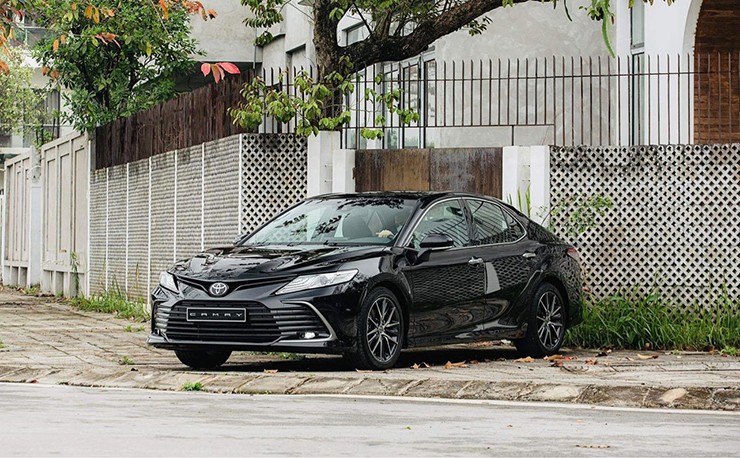 Giá xe Toyota Camry niêm yết và lăn bánh tháng 2/2024 - 1