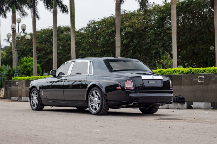 Trước đó vào năm Nhâm Thìn 2012, Rolls-Royce cũng đã ra mắt mẫu Phantom Year of the Dragon, chỉ được sản xuất 33 chiếc trên toàn thế giới, trong đó 6 chiếc đang có mặt tại Việt Nam.