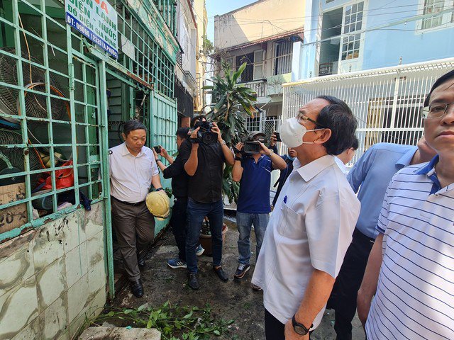 Ủy viên Bộ Chính trị, Bí thư Thành ủy TP HCM Nguyễn Văn Nên đến hiện trường gửi lời thăm hỏi gia đình nạn nhân.