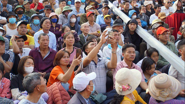 Hàng nghìn cổ động viên ngồi trên khán đài theo dõi đấu vật giữa đình làng Vĩnh Khê.