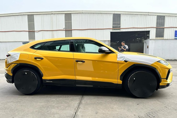 Doanh nhân Nguyễn Quốc Vũ tặng vợ siêu SUV Lamborghini Urus Performante - 3