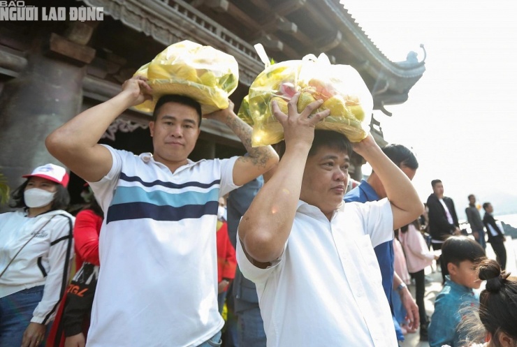 Nhiều du khách mang hoa, lễ vật tới chùa