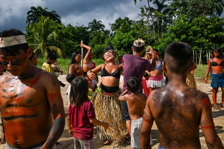 Người Kanamari chơi trò chơi đặc trưng của bộ lạc. Ảnh: National Geographic