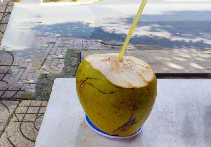 Nước dừa là một loại đồ uống ngọt ngào có thể giúp duy trì sự cân bằng năng lượng trong cơ thể. Ảnh: NHẬT LINH