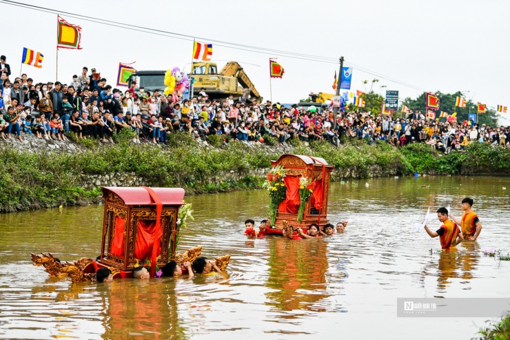 Ngày 18/2 (mùng 9 tháng Giêng), lễ hội đền, chùa Phượng Vũ (thôn Thọ Lộc, xã Minh Khai, huyện Vũ Thư, tỉnh Thái Bình) khai mạc với sự tham dự của hàng nghìn du khách thập phương.