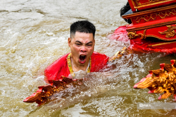 Mỗi kiệu có đoàn phù giá (người khênh kiệu) gồm 8 người. Đây là trai tráng trong làng từ 18 tuổi trở lên, không phân biệt thanh niên độc thân hay đàn ông đã lập gia đình. Họ phải đăng ký từ nhiều tháng trước và được bốc thăm theo kiểu "thánh lựa chọn".