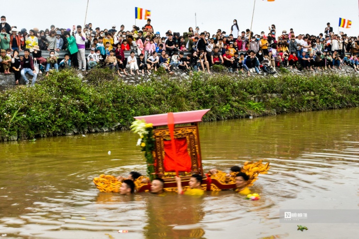 Trong suốt nhiều giờ, 24 chàng trai liên tục ngâm mình dưới nước. Màn quay kiệu được tiếp diễn dưới sự chứng kiến của đông đảo dân làng và khách thập phương. Người cầm cờ trắng sẽ chỉ huy cả 8 người rước quay kiệu dưới nước