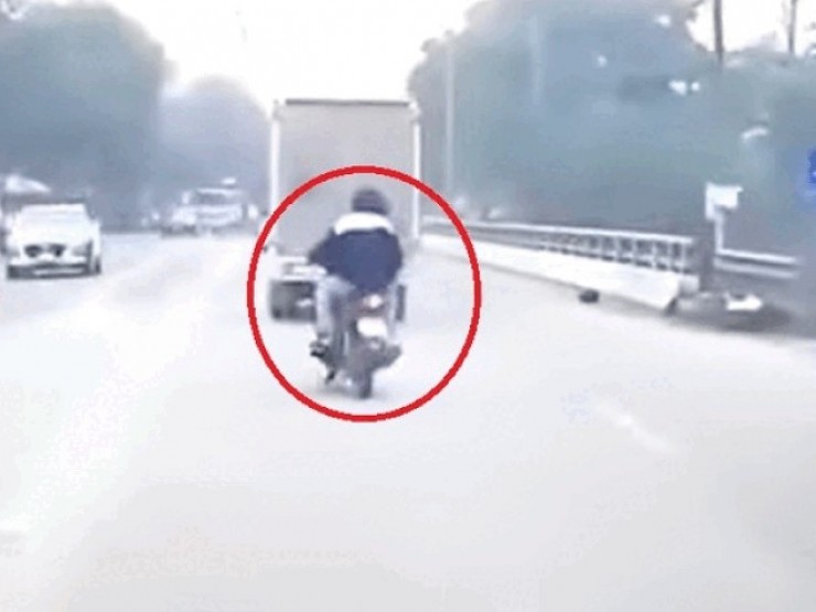 Clip: Thanh niên đi xe máy uốn éo thể hiện nhận cái kết đắng ngắt