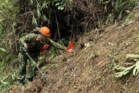 Những người lính trẻ vạch đất tìm mìn ở biên giới Việt - Trung