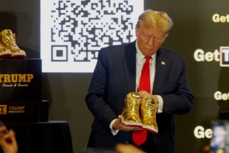 Sau khi bị phạt nặng, ông Trump ra mắt giày "Không bao giờ đầu hàng"