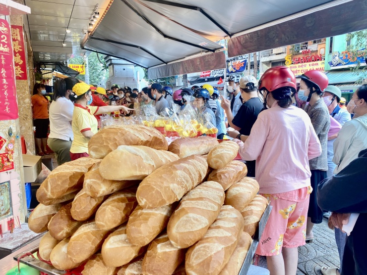 Khách hàng chen lấn để mua