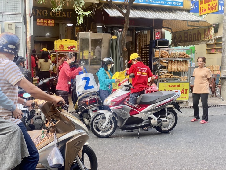 Khu vực giao heo quay nguyên con tấp nập khách