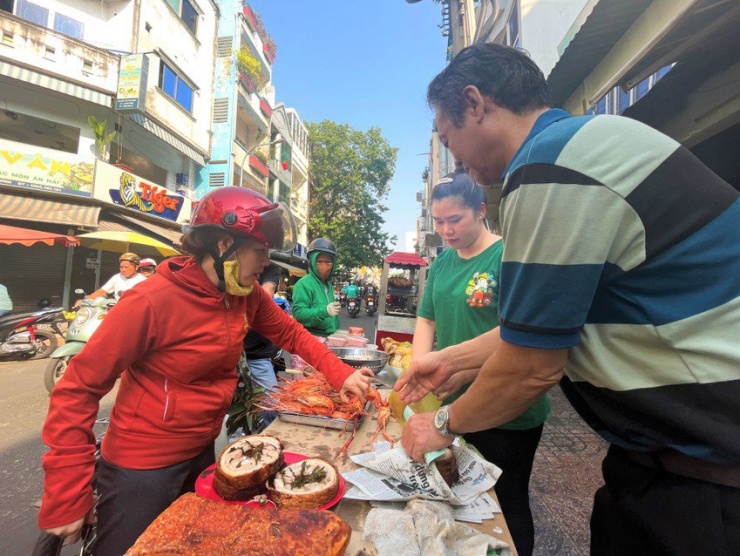 Người dân chọn mua bộ tam sên được chế biến sẵn