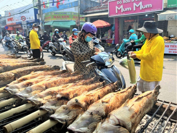 Khách hàng đến mua mỗi người ít nhất một phần cá lóc nướng