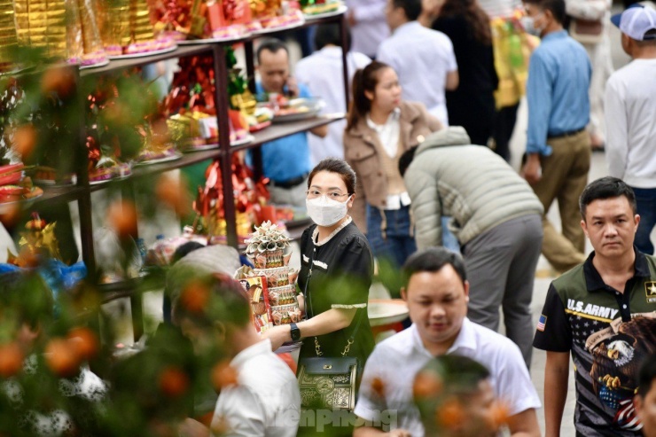 Đền Bà Chúa Kho quá tải khách &#39;vay tiền&#39; trong ngày vía Thần tài - 5