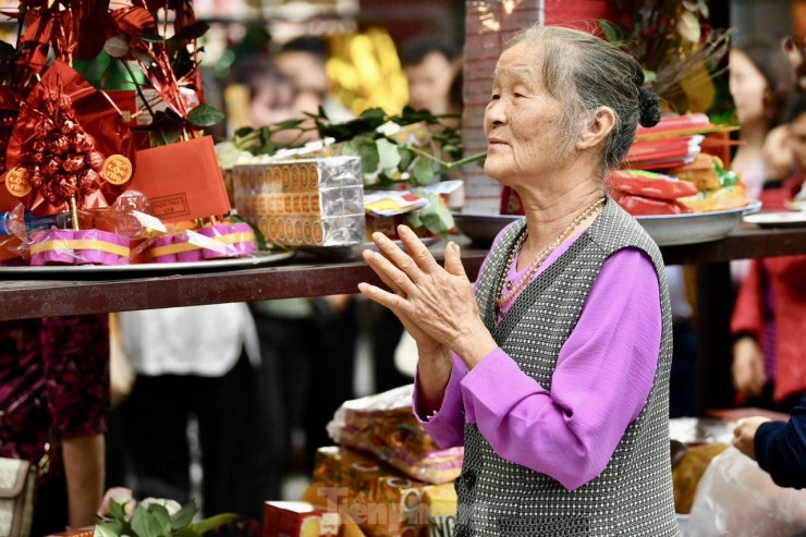 Mọi người tới đây đều chuẩn bị mâm lễ tươm tất, thành tâm cúng bái.