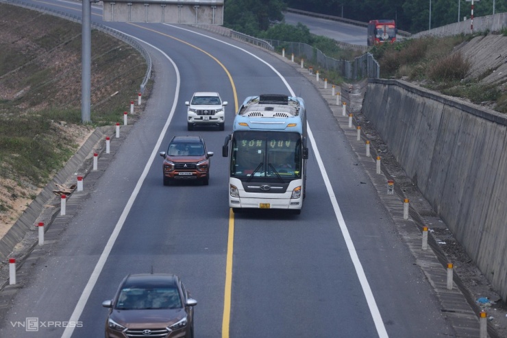 Mặt đường rộng 12 m, trong đó hai làn xe 7 m (nằm trong vạch trắng), mỗi bên lề đường 2,5 m. Trưa 19/2, tuyến cao tốc tấp nập ôtô qua lại, trong đó nhiều xe lấn làn, cố tình vượt sai quy định.